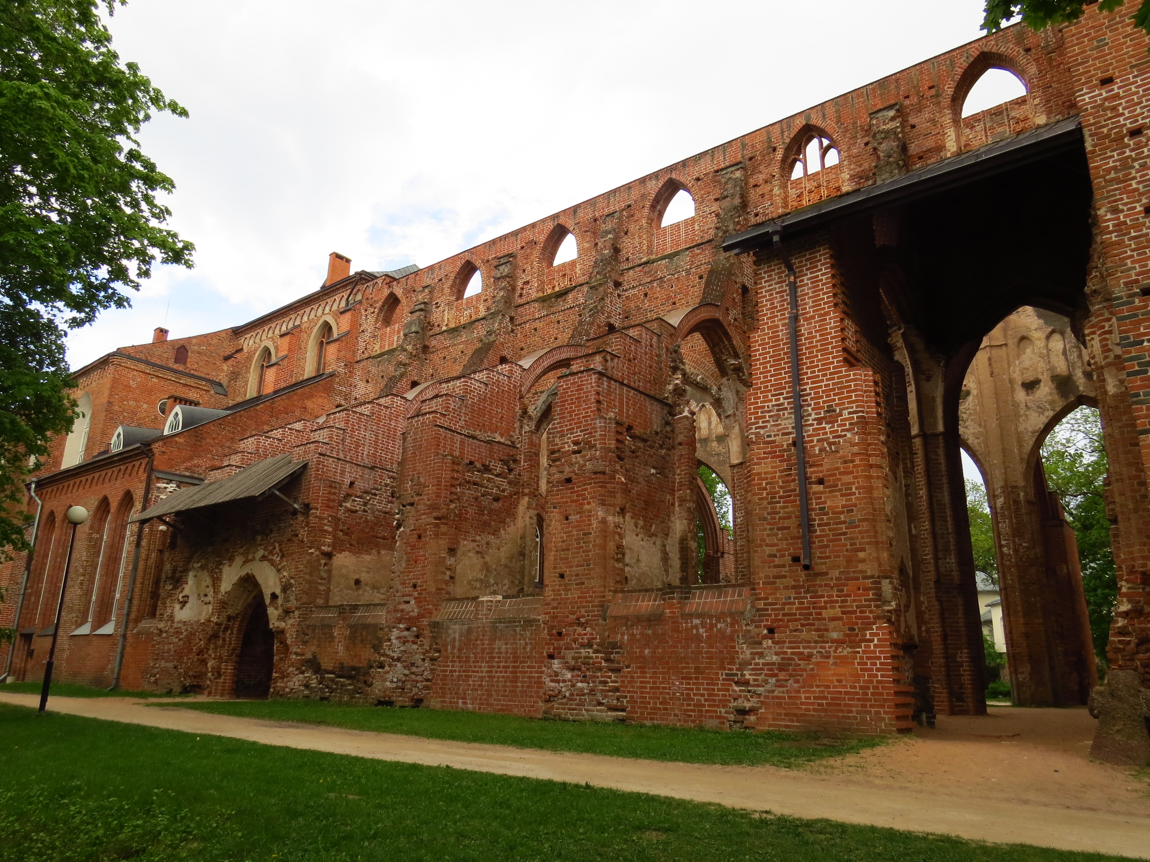 ruines cathédrale gotique Tartu estonie