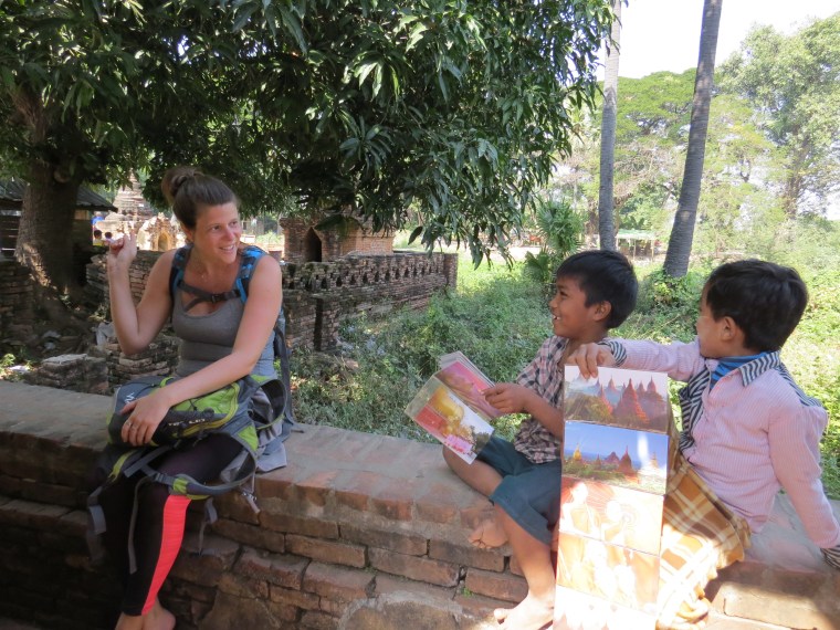 Tu veux pas aller voir les touristes qui sont là bas ? 