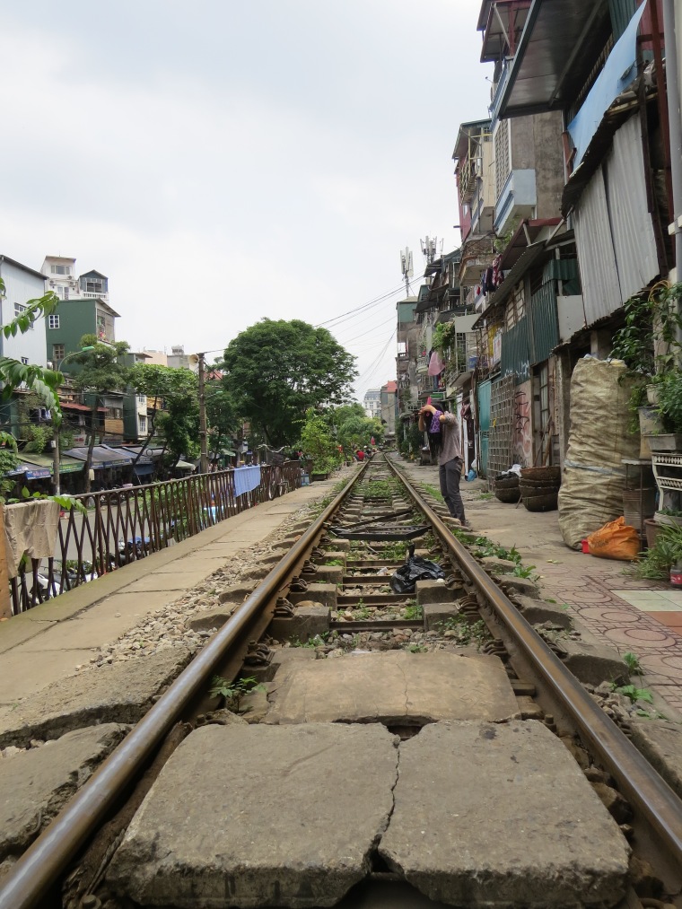 Chemin de fer entre maisons Hanoi Vietnam