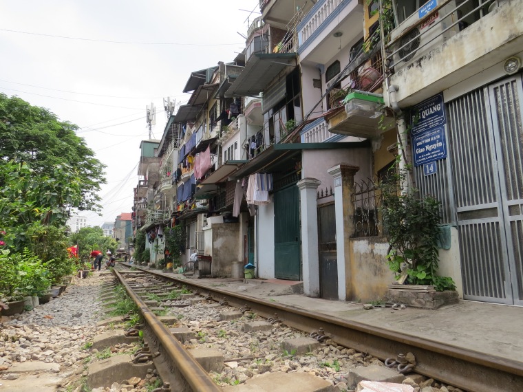 Chemin de fer entre maisons Hanoi incontournable