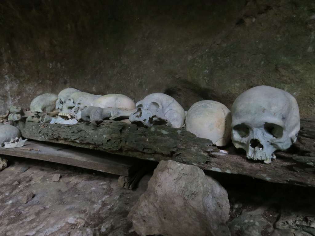 Intérieur d'une cave funéraire en pays Toraja sur Sulawési