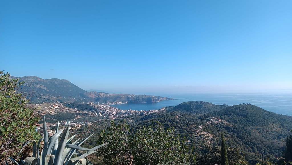 Vue d'Himare depuis la citadelle, sud de l'Albanie 